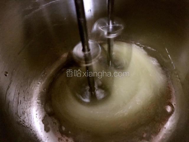 出现白泡泡，加入三分之一的白糖，再中铛打 30秒钟
