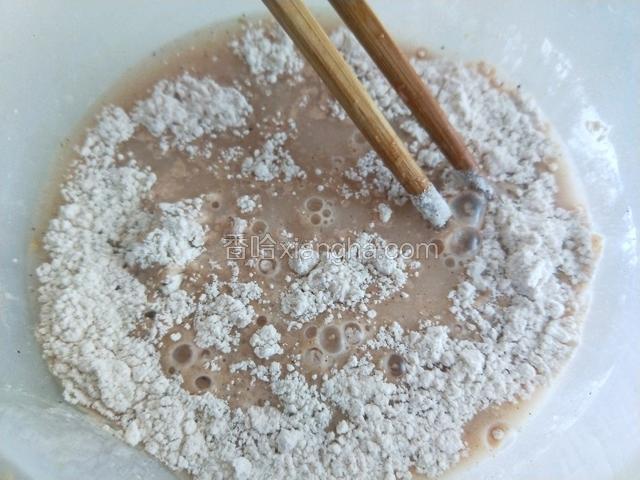 调料倒入碗内，加入泡好的葱姜水搅拌均匀(一袋调料能做三斤肉，我这只用了一半)