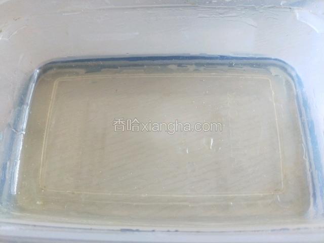 准备一个保鲜盒，刷一层玉米油防粘，或者铺一层微波炉适用的保鲜膜