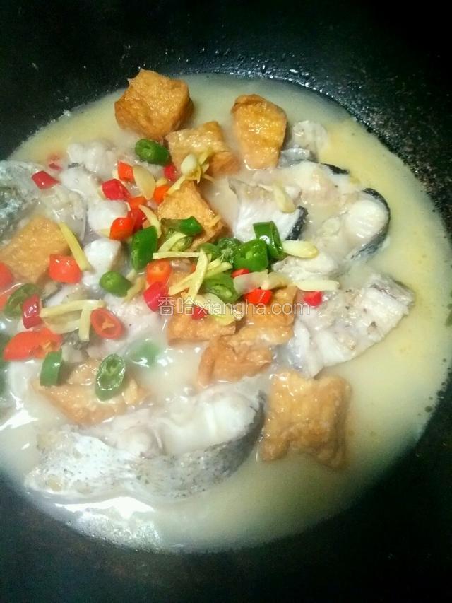 好了汤变白色了，将炒好的辣椒姜调料倒入鱼肉里面和匀，然后加鸡精.生抽和匀看味道咸淡在加适量盐，出锅前放芹菜