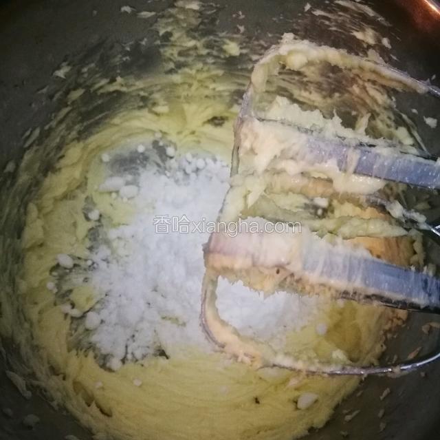 黄油室内软化好切条放入容器内用打蛋器打发2分钟后加入绵白糖打发2分钟再加入糖粉继续打发3分钟至发白蓬松状态