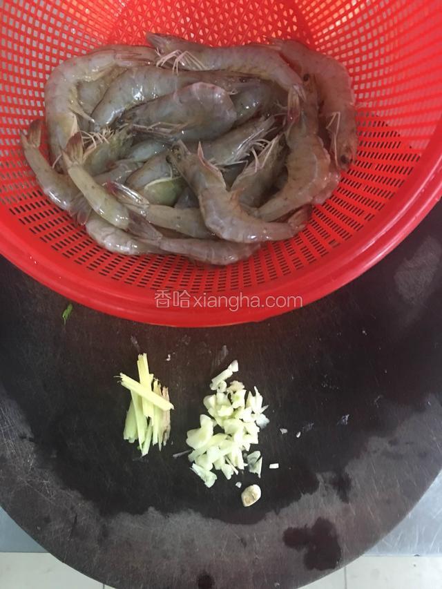 首把虾去虾线，洗干净，姜切丝 蒜切末