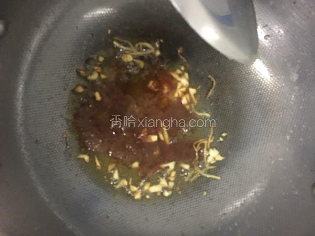 锅中留底油放入姜丝和蒜末爆香倒入番茄酱和少许盐和白糖和少许水煮开