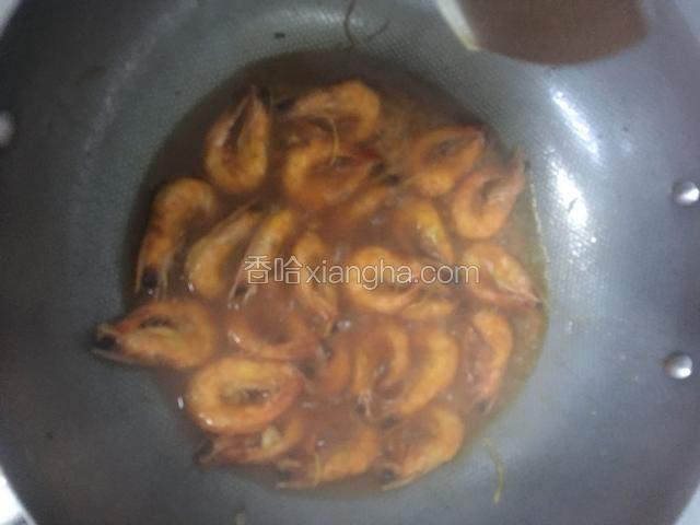 煮开倒入大虾翻炒均匀即可，
