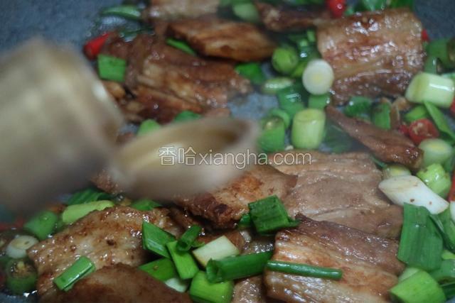 下入香油炒匀