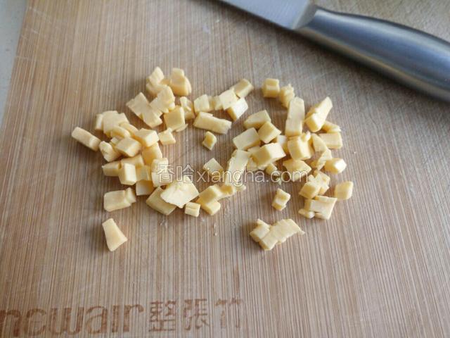 芝士片切丁。