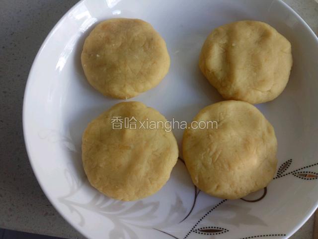 像包包子一样包好，轻轻压成饼状。
