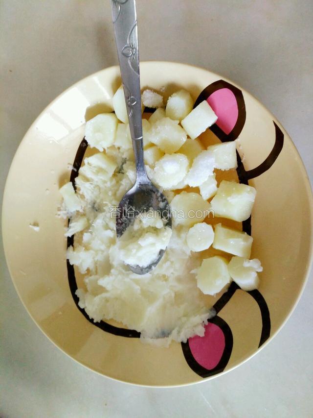 用勺子压成泥