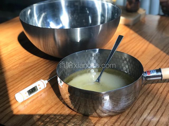 将2杯糖（400克）、1/4茶匙盐、1/2杯玉米糖浆与1/2杯水（70克）放在一锅里、搅拌一下. 准备烤焙用的温度计.
玉米糖浆我不建议替换其他糖浆、味道会比较浓. 我试过用黄金糖浆（月饼用的）、做出来的棉花糖太甜了根本没法吃.