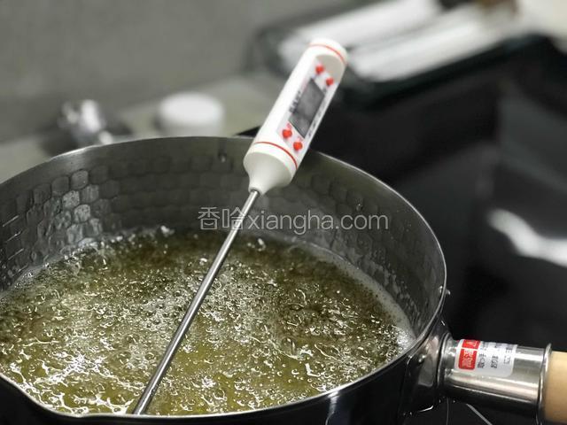 开小火将糖浆煮至120度C或240度F、煮过程中不需要搅拌. 开最小的火然后等在那边，只要看温度就好了.