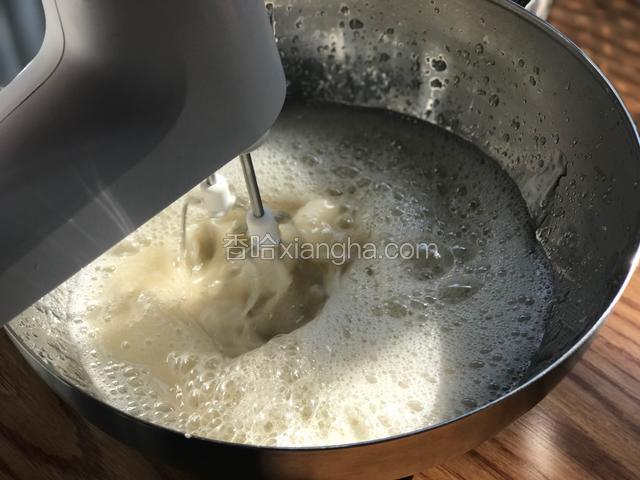 糖浆倒入之后速度可以开大一点、继续打. 
一开始就是跟水一样的液体、别担心这个是没问题