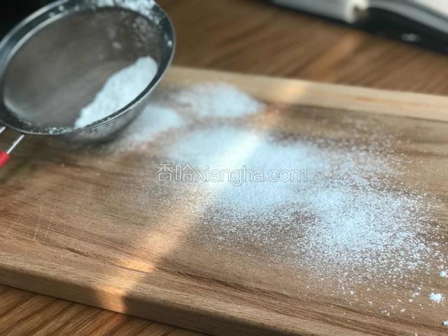 准备玉米淀粉和糖粉、其实我个人比较喜欢用玉米淀粉、我觉得棉花糖已够甜. 
千万别用土豆淀粉.