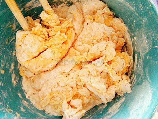 然后分次加入面粉。
