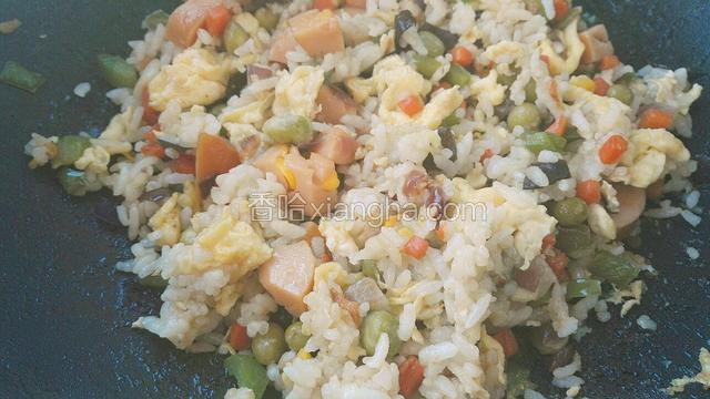 在放米饭鸡蛋碎一起炒匀，放盐调味。
