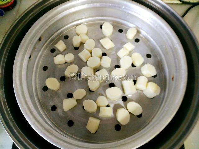 锅烧开水，放入山药