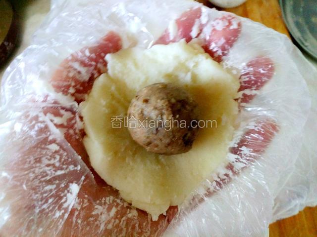 放入绿豆馅包成丸子