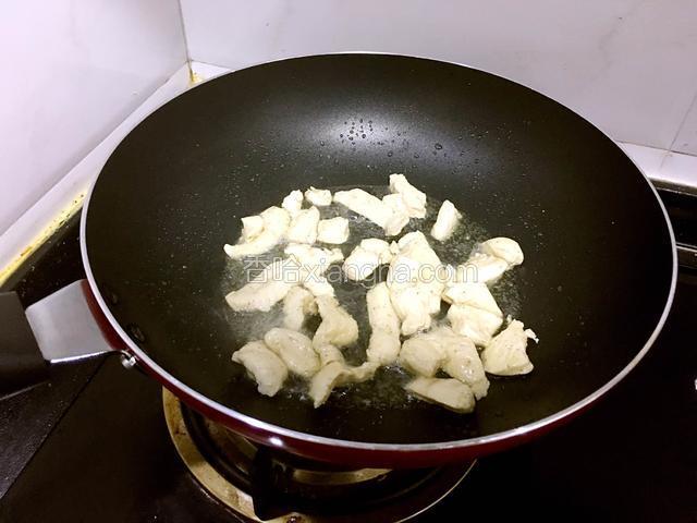 炒锅烧热倒入油。放入姜丝爆香，倒入鸡胸炒制变色。