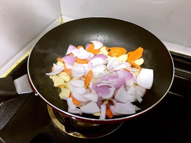倒入圆葱块翻炒。