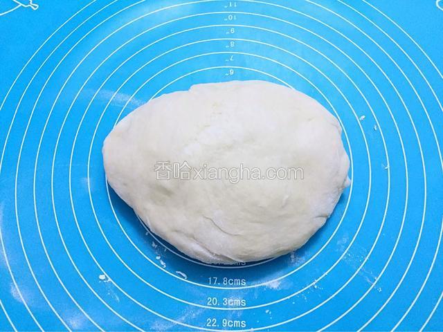 取出面团按压排气揉均匀