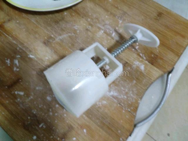 把包好的放入磨具里压出形即可
