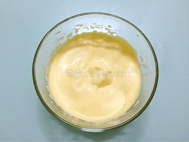 用电动打蛋器打发至蓬松发白，提起打蛋器滴落时纹路不易消失即可