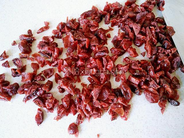 蔓越莓切成小丁备用。