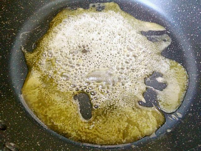 小火，黄油充分融化。