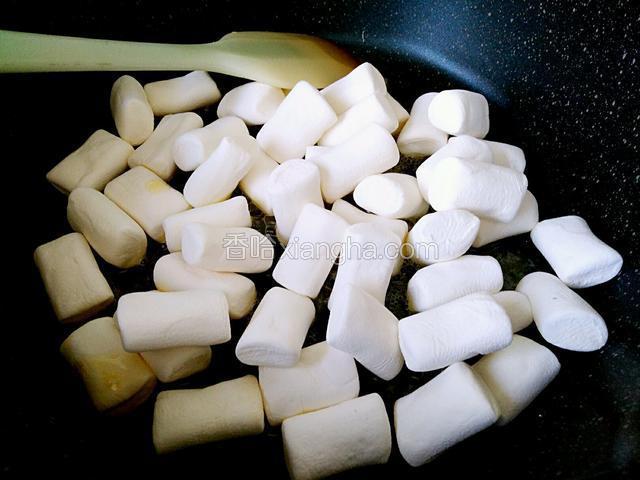 棉花糖放进去小火加热翻拌