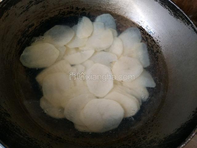 锅里水烧开，放入土豆片焯水一分钟后捞出过凉水