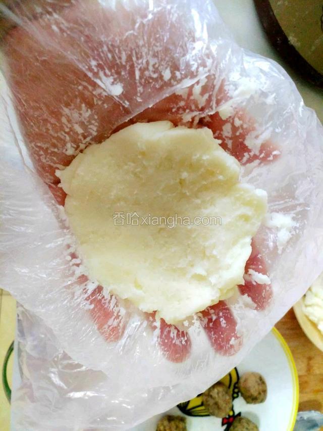 把山药泥放入塑料袋里，按成饼