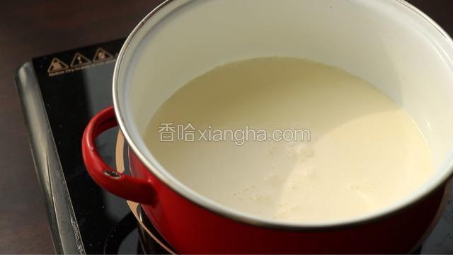 奶锅里倒入牛奶和淡奶油