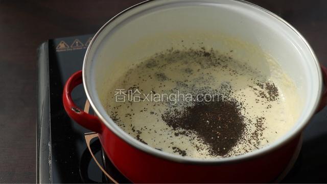倒入红茶粉