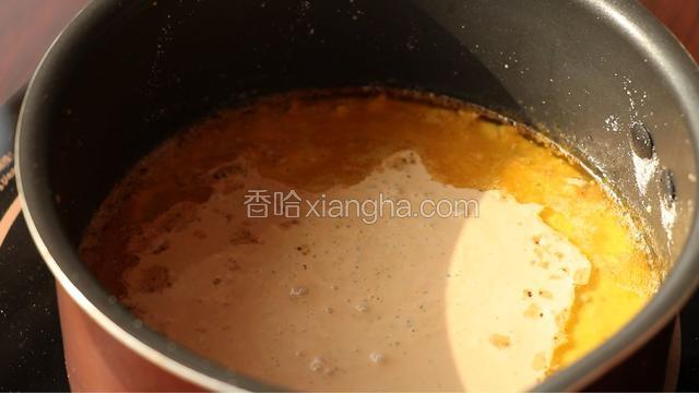 倒入奶茶和盐