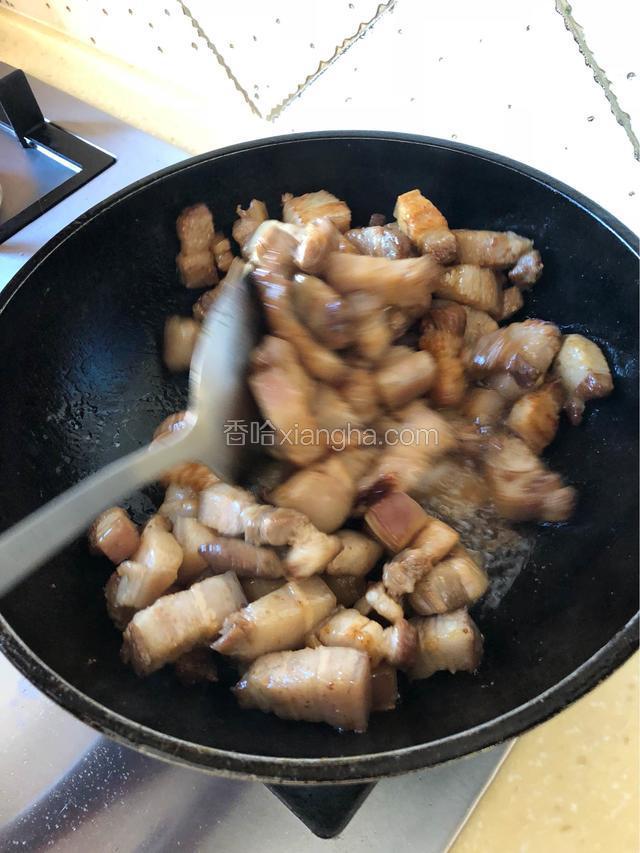 翻炒均匀，促使糖色均匀包裹住五花肉即可。