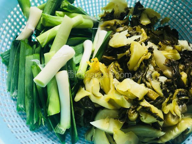 酸菜洗净切碎，蒜苗洗净切4厘米段
