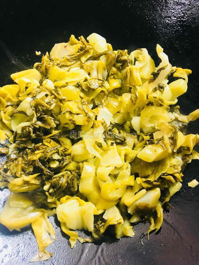 倒入酸菜煸炒出香味