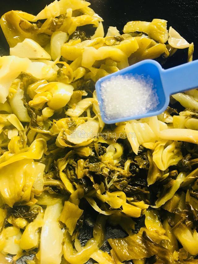放入适量的糖煸炒，令酸菜去除酸涩味