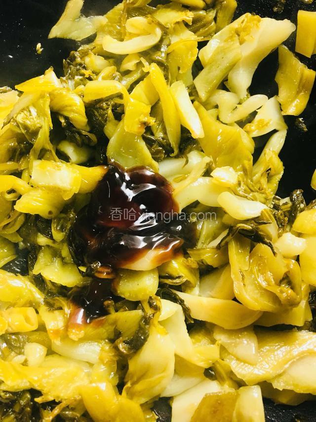 加入少许蚝油，炒至入味（喜欢吃辣的这个时候可以加点辣椒）