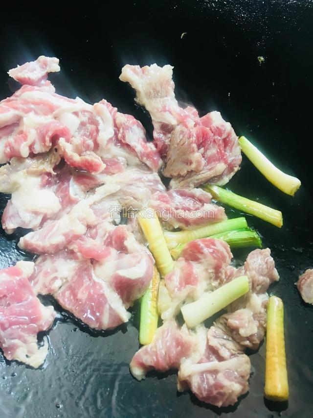 放入雪花肉快速煸炒