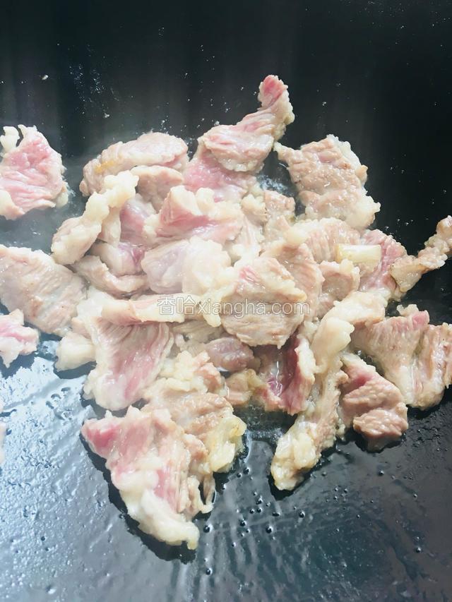 待肉变色，把蒜白段夹出来备用