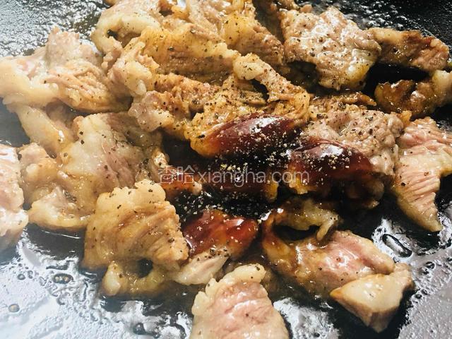 炒至6成熟的肉片，放入蚝油、酱油、料酒、现磨黑胡椒、盐少许大火煸炒出香味