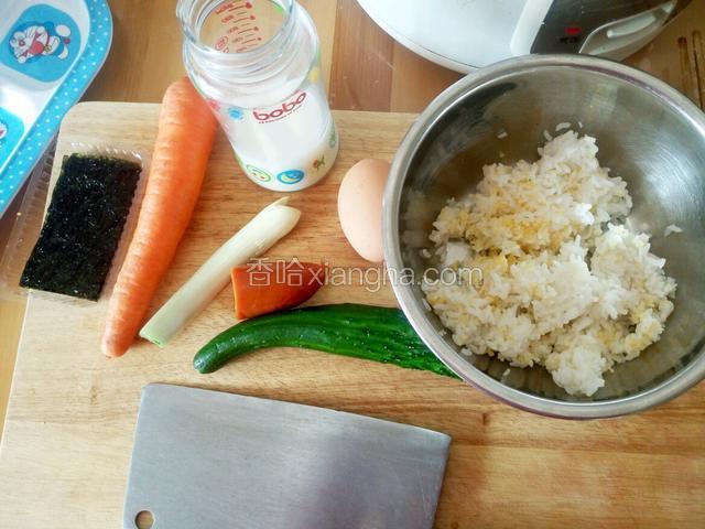 这就是全部的剩饭剩菜了   包括……剩牛奶
剩饭是大米小米的二米饭 当然这个无所谓 都可以 因为有鸡蛋做粘合剂