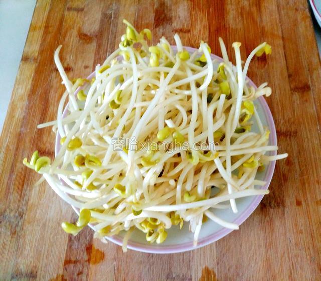 豆芽洗净装盘备用
