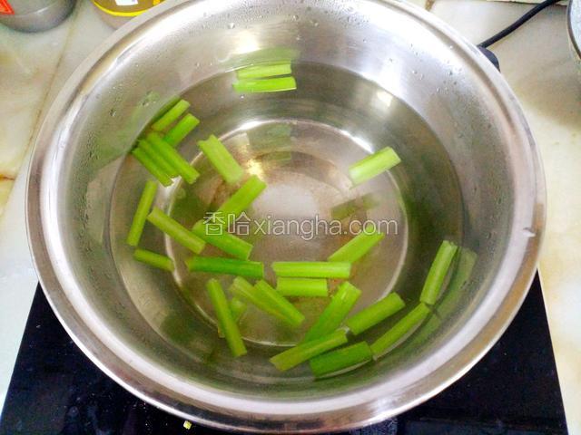 锅烧开水，加入芹菜焯两分钟，加入一小勺盐，，捞出
