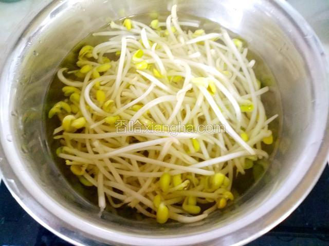 在放入豆芽焯两分钟