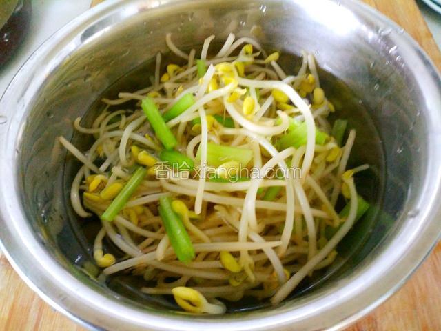 把焯好的豆芽和芹菜过凉
