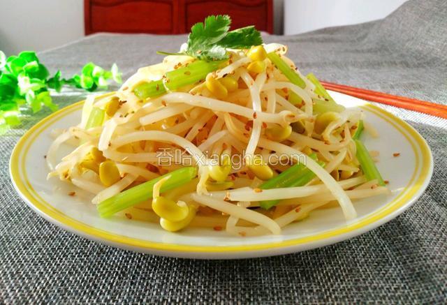 做好的黄豆芽拌芹菜