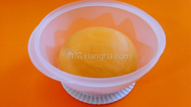 1.揉光面团之后，盖上保鲜膜或盖子开始发酵。
2.等面发起来了，用手指去按一下，面不回缩而且里面有很多的蜂窝状，就说明面已经发好了。
3.把发好的面放到面板上多揉一会，然后继续盖上盖子放到一边静置十分钟左右（这叫做醒面）然后再进行制作。
