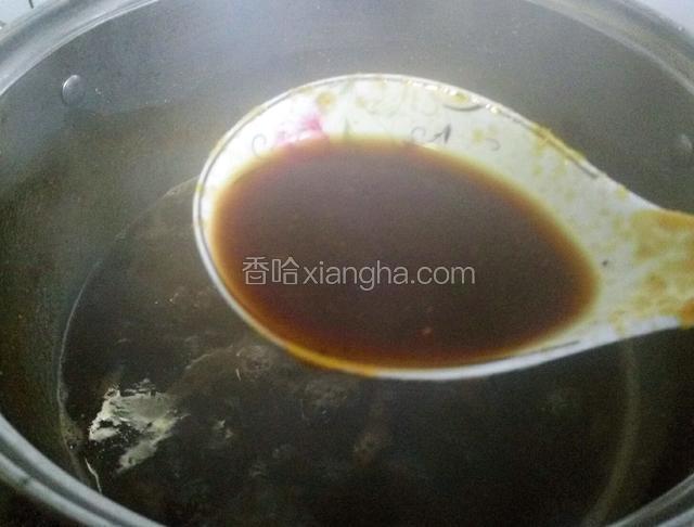 熬制里面的糖水有点粘粘的，在转中小火熬制30分钟左右，要不停的用勺子搅拌，不然熬成焦味，口感就不好了