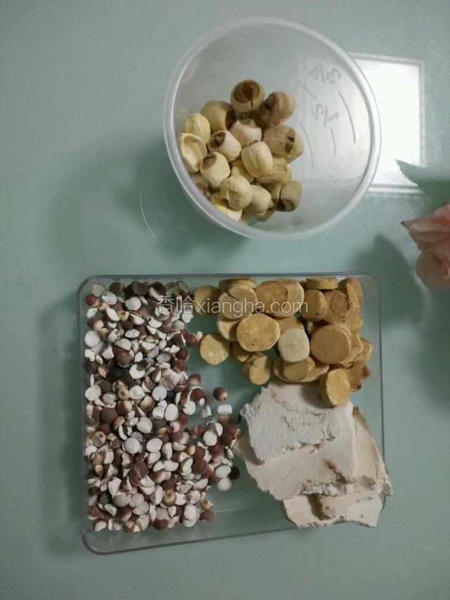 准备莲心，芡实，茯苓，山药